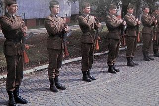Chlapci a chlapi: Seriál měl zlepšit reputaci armádě, z mnohých herců udělal hvězdy, Guláš už nežije - Médium.cz